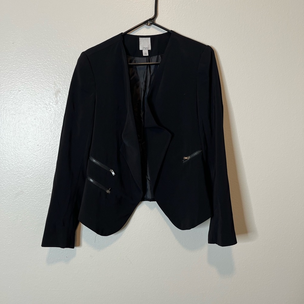 Nice sports like jacket, feels comfy and does feel warm